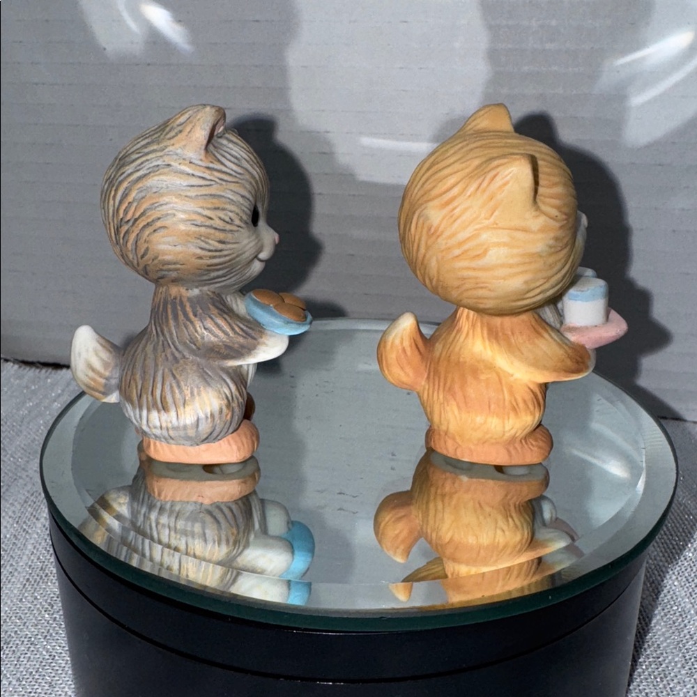 Avon "Kittens” Sharing milk and cookies Porcelain Figurines set of 2 1992 - Picture 3 of 6
